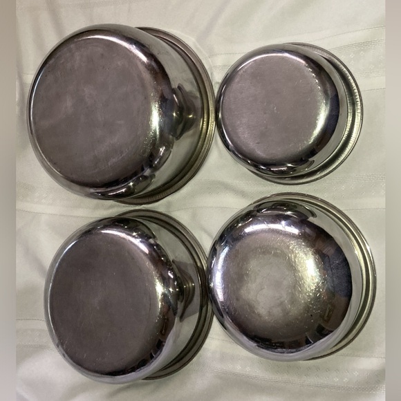 STAINLESS STEEL MIXING BOWLS SET OF 4 - PRE OWNED UNBRANDED - Picture 3 of 3
